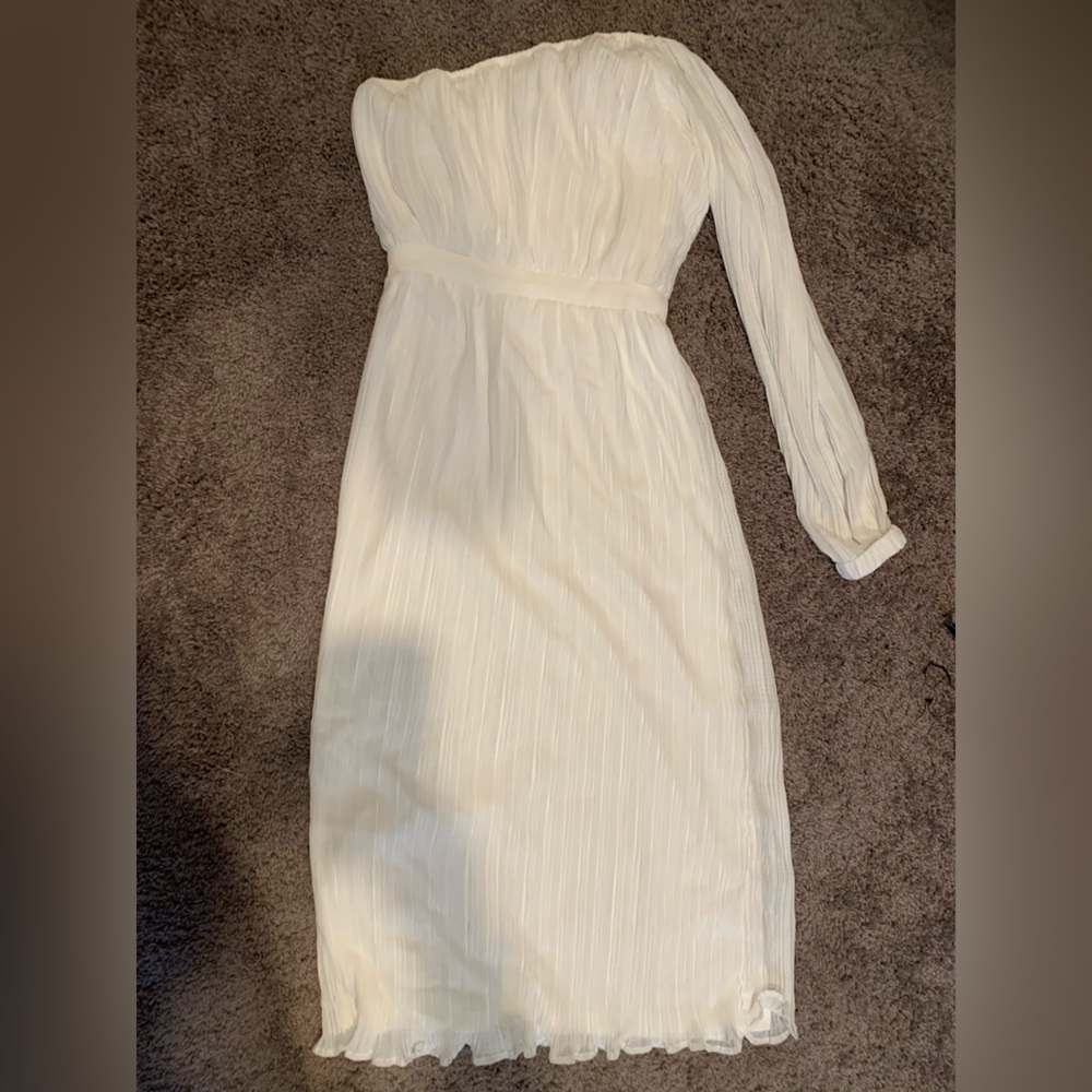 Women’s white off the shoulder Lulu’s dress. Worn once. Size xs.